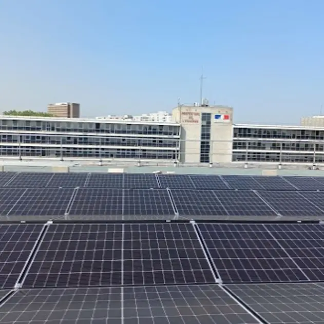Cité_administrative_evry_panneaux_solaires_en_toiture