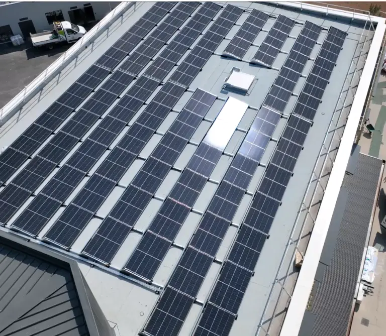 Panneaux solaires sur le toit d'un lycée