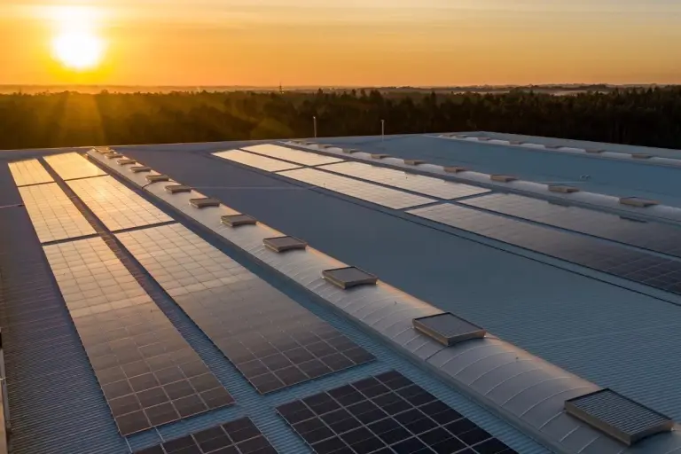 panneaux solaires photovoltaiques pour toitures de grandes surfaces