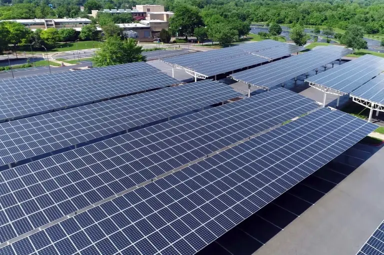 ombrieres solaires photovoltaiques sur parking industriel