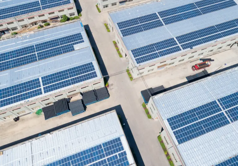 panneaux solaires sur bâtiment industriel