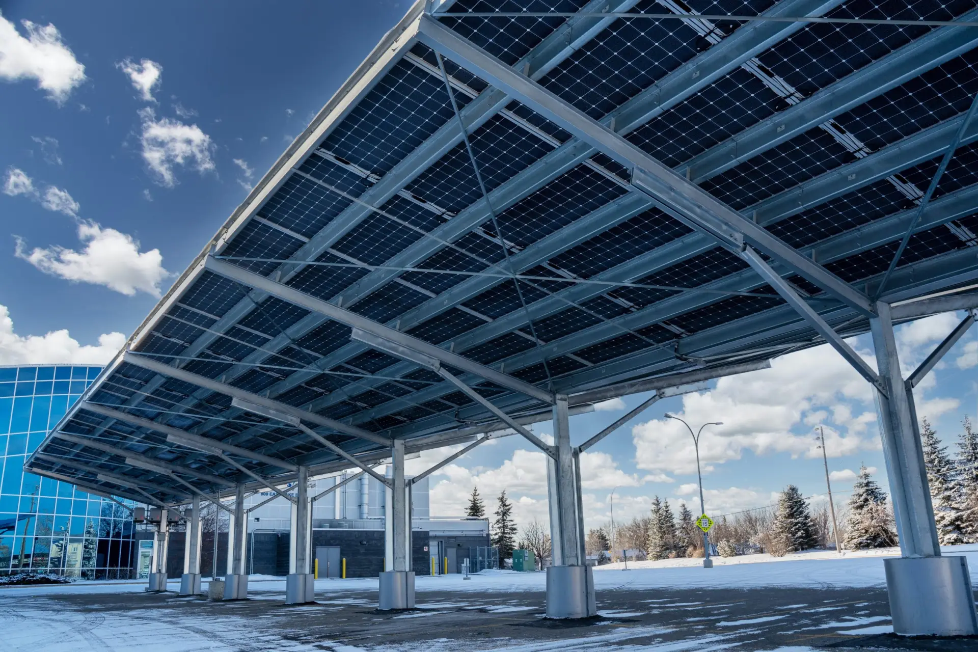 Sunopee installe des centrales photovoltaiques de panneau solaire en ombrière sur parking 